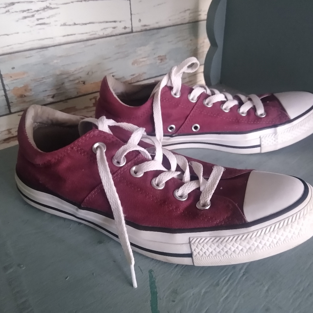 Burgundy converse all stars chuck Taylors woman's 9